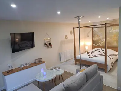 Un ou plusieurs lits dans un hébergement de l'établissement Loveroom - Les suites d'Élise - Gîte Agathe