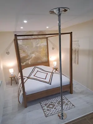 Un ou plusieurs lits dans un hébergement de l'établissement Loveroom - Les suites d'Élise - Gîte Agathe