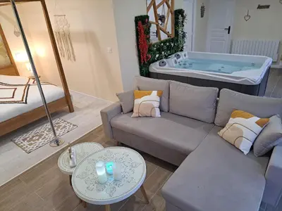 Coin salon dans l'établissement Loveroom - Les suites d'Élise - Gîte Agathe