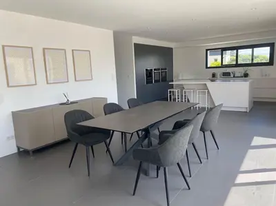 Cuisine ou kitchenette dans l'établissement Maison Contemporaine