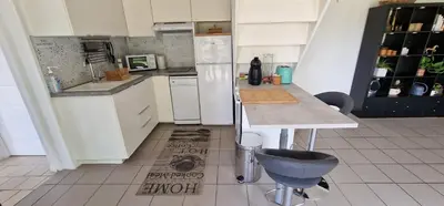 Cuisine ou kitchenette dans l'établissement la maison au bord de l'eau