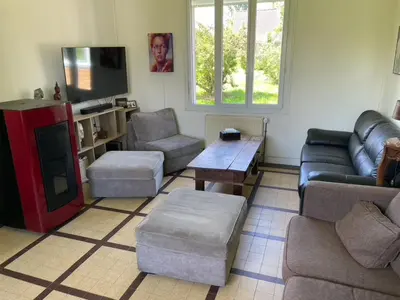 Télévision ou salle de divertissement dans l'établissement Maison de Campagne pour 6 personnes Baromesnil