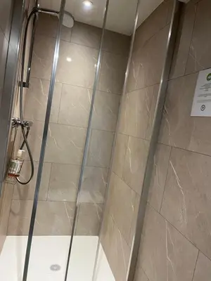Salle de bains dans l'établissement L Hirondelle du printemps 2