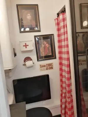 Télévision ou salle de divertissement dans l'établissement Les Petites Suites Dieppoises - La Tanière du Loup
