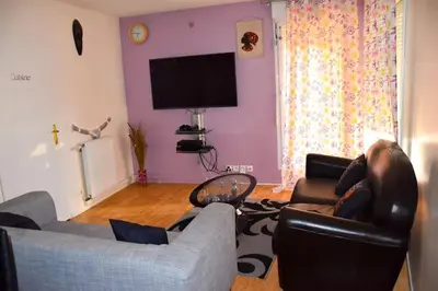Télévision ou salle de divertissement dans l'établissement Superb flat in recent building with parking lot