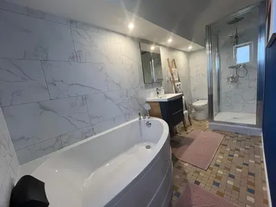Salle de bains dans l'établissement L Hirondelle 1