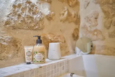 Salle de bains dans l'établissement Amman Studio avec terrasse au cœur du village impressionniste