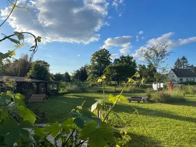 Jardin de l'établissement Maison chaleureuse- cheminée, nature et sport !