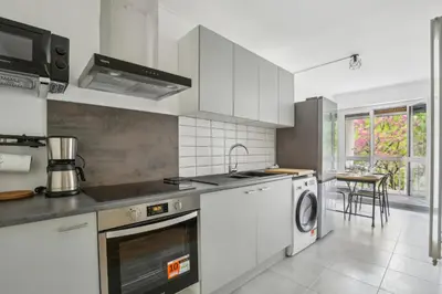 Cuisine ou kitchenette dans l'établissement Duplex apartment downtown with parking