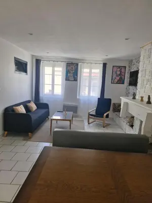 Coin salon dans l'établissement Maison Eden à 400 m de l'aéroport