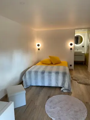 Un ou plusieurs lits dans un hébergement de l'établissement Appartement indépendant avec jacuzzi et terrasse privative, sans vis-à-vis à proximité immédiate de la gare