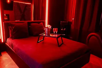 Un ou plusieurs lits dans un hébergement de l'établissement Love Room, L'interdit
