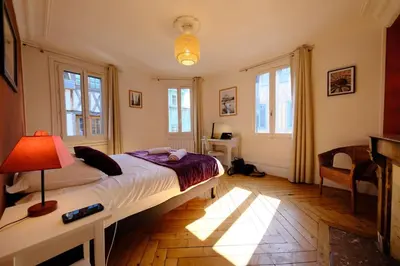Un ou plusieurs lits dans un hébergement de l'établissement Rouen Hôtel de Ville - Chez Eric