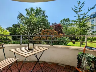 Jardin de l'établissement Spacieux studio - Au pied de la gare Cergy-le-Haut