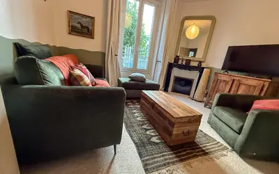 Télévision ou salle de divertissement dans l'établissement La maison du 18