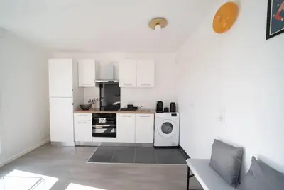 Cuisine ou kitchenette dans l'établissement Suite POP 92 proche gare, stade de France, Parking