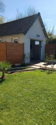 Jardin de l'établissement STUDIO VACANCES vue sur Mont Joli Bois