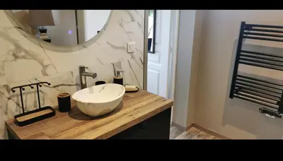Salle de bains dans l'établissement STUDIO VACANCES vue sur Mont Joli Bois