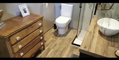Salle de bains dans l'établissement STUDIO VACANCES vue sur Mont Joli Bois