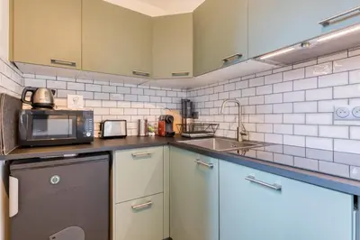 Cuisine ou kitchenette dans l'établissement Bob surprenante maison avec parking en centre