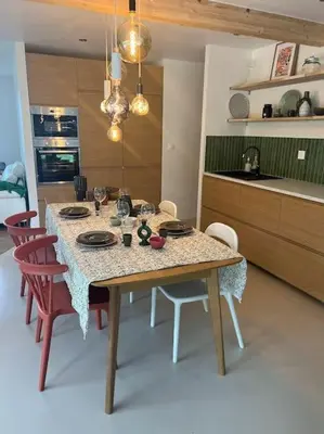 Cuisine ou kitchenette dans l'établissement Au refuge de la colline Ecolodge 4 étoiles avec vue magnifique sur la vallée, proche de Mers les bains