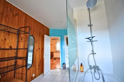 Salle de bains dans l'établissement Le Jardin Paisible Beaumontois