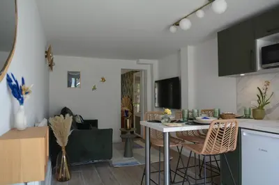 Coin salon dans l'établissement Bel appartement neuf proche de Paris