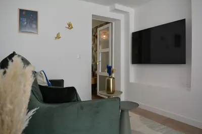 Télévision ou salle de divertissement dans l'établissement Bel appartement neuf proche de Paris