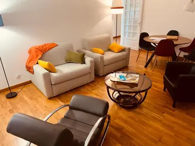 Coin salon dans l'établissement Appartement standing avec jardin, 4 personnes, stratégiquement situé