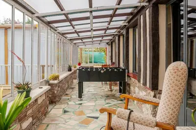Coin salon dans l'établissement La Maison d'Emma, 10 p, grand spa, 1 h15 de Paris