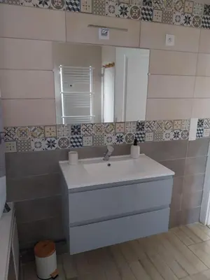 Salle de bains dans l'établissement Le gîte Maimbevillois
