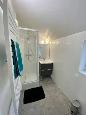Salle de bains dans l'établissement Appartement rénover avec terrasse