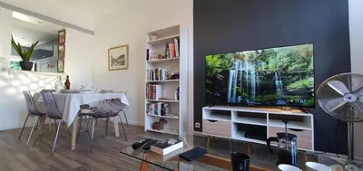 Télévision ou salle de divertissement dans l'établissement Maison Calme Terrasse et Jardin Vue Forêt