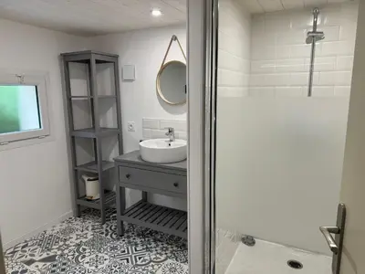 Salle de bains dans l'établissement Gîtes des falaises, vue mer