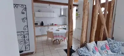 Cuisine ou kitchenette dans l'établissement Aux volets bleus