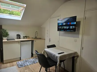 Cuisine ou kitchenette dans l'établissement Studio proximité gare ligne H
