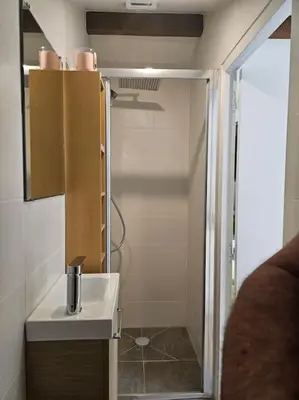 Salle de bains dans l'établissement Studio proximité gare ligne H