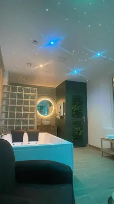 Coin salon dans l'établissement Suite Yao avec jacuzzi Montataire YaoSpa60