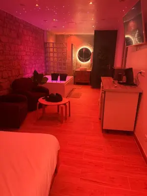 Un ou plusieurs lits dans un hébergement de l'établissement Suite Yao avec jacuzzi Montataire YaoSpa60