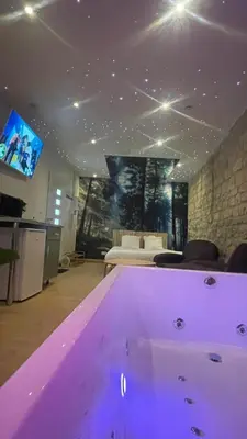 Télévision ou salle de divertissement dans l'établissement Suite Yao avec jacuzzi Montataire YaoSpa60