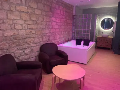 Coin salon dans l'établissement Suite Yao avec jacuzzi Montataire YaoSpa60