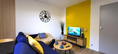 Coin salon dans l'établissement Colonial - Élégant deux-pièces à 20min de Rouen