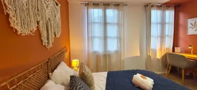 Un ou plusieurs lits dans un hébergement de l'établissement Colonial - Élégant deux-pièces à 20min de Rouen