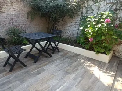 Balcon ou terrasse dans l'établissement Bel appartement rdc détente Balnéo & Ciné & Terrasse proche Centre Gare Amiens