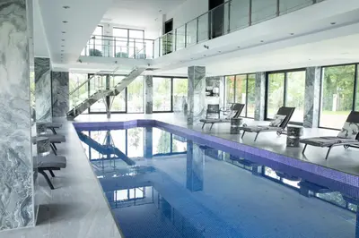 Piscine de l'établissement Domaine de Bracheux Chambres & Spa près de Beauvais ou située à proximité