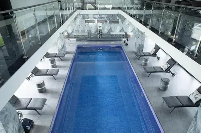 Piscine de l'établissement Domaine de Bracheux Chambres & Spa près de Beauvais ou située à proximité