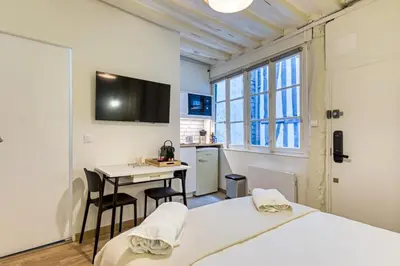 Un ou plusieurs lits dans un hébergement de l'établissement Petit Vicomte joli studio place du Vieux Marché