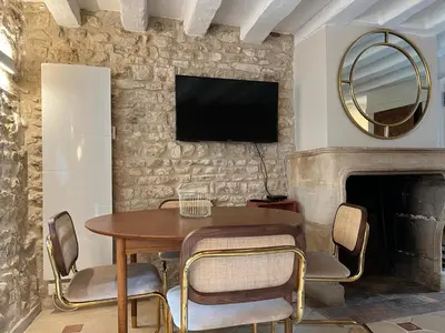 Télévision ou salle de divertissement dans l'établissement Maison de ville - idéal déplacements et familles - 35 min Paris - Versailles - Giverny