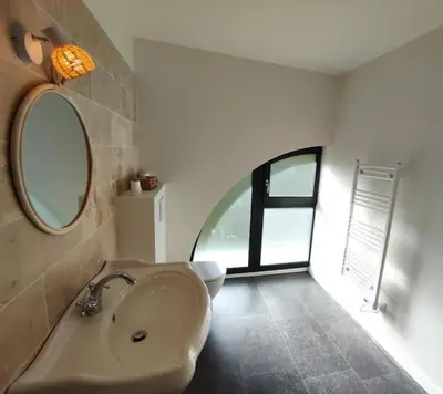 Salle de bains dans l'établissement grande maison de campagne