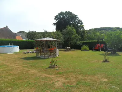 Jardin de l'établissement Le clos des tracteurs d'antan